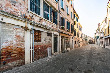 Venedik 'in ıssız sokakları. Müze Şehri, kanallarla ayrılmış ve boş köprülerle birbirine bağlanmış bir grup ada arasında yer almaktadır..  