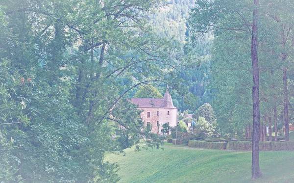 法国荒废的公园在褪色的效果 中世纪法国弗洛拉茨城城堡 — 图库照片
