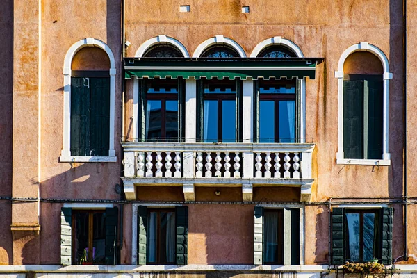 ヴェネツィアのファサードのイタリア文化 ヴェネツィアは豊かで貧しい 手入れの行き届いた放棄され その窓に反映されています — ストック写真