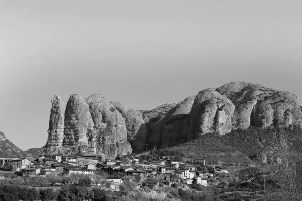 西班牙的一个荒废的村庄 黑白分明 西班牙比利牛斯山崖脚下的中世纪定居点 — 图库照片
