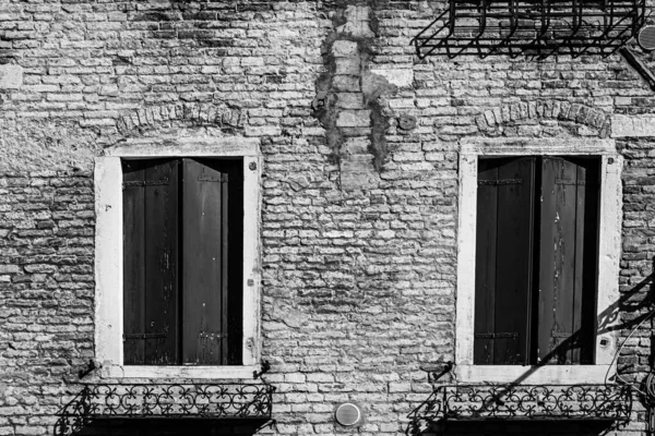 威尼斯正面黑白相间的意大利文化 威尼斯是富有的 贫穷的 整洁的 被遗弃的 这反映在它的窗户上 — 图库照片