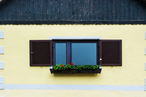 Типичное Окно Дома Маленьком Городке Австрии Дом Австрийском Городе Hallstatt — стоковое фото