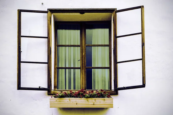奥地利一个小镇上典型的房子窗户 在一个下雨天 在奥地利城市哈尔斯塔特的家 复古风格 — 图库照片