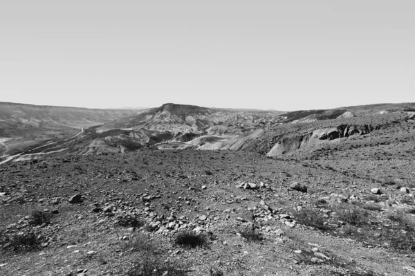이스라엘의 사막에 바위투성이 언덕들 입니다 이스라엘 사막의 암석층의 소름끼치는 — 스톡 사진