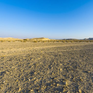 İsrail 'deki Negev Çölü' nün Rocky tepelerinin sonsuz ıssızlığı. Ortadoğu 'nun nefes kesici manzarası ve doğası.