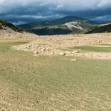 İspanya 'nın en güzel manzarası. Cantabrian Dağları' nın dramatik manzarası. Kanyonun dibindeki kurumuş nehir yatağı 