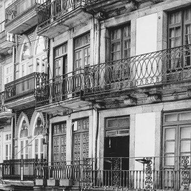Porto şehrinin tarihi merkezinde geleneksel Portekiz cephesi bazen azulejo seramik fayanslarıyla süslenir. Siyah beyaz fotoğraf
