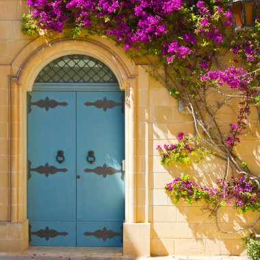 Mdina 'da çiçek desenli geleneksel Malta kapısı olan bir bina..