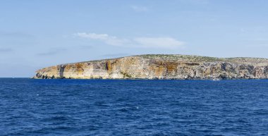 Comino, Malta ve Gozo adaları arasında yer alan Malta takımadasının küçük bir adasıdır. Uçsuz bucaksız kireçtaşı kayalıklarıyla çizilmiş engebeli sahil şeridindeki zevk aracı ve derin mağaralarla benekli.