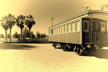 Tel Aviv 'in eski istasyonunda eski ahşap tren vagonu. İsrail 'in tarihi treni Tel Aviv' den Kudüs 'e gidiyor. Klasik stil tonlu resim