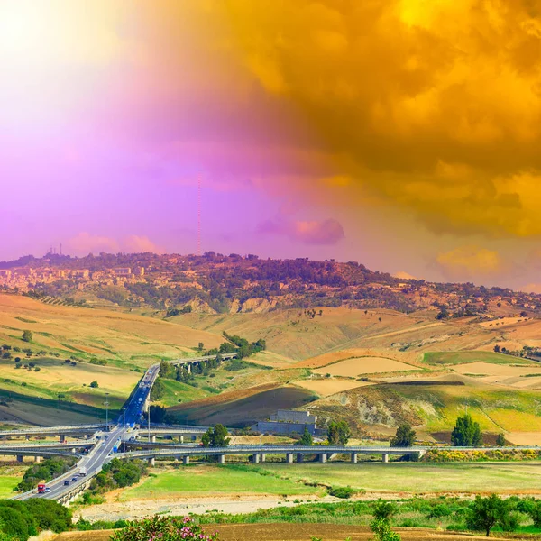 Пейзаж Сицилийских Холмов Восходе Солнца Асфальтовая Дорога Возведенная Колоннами Частых — стоковое фото