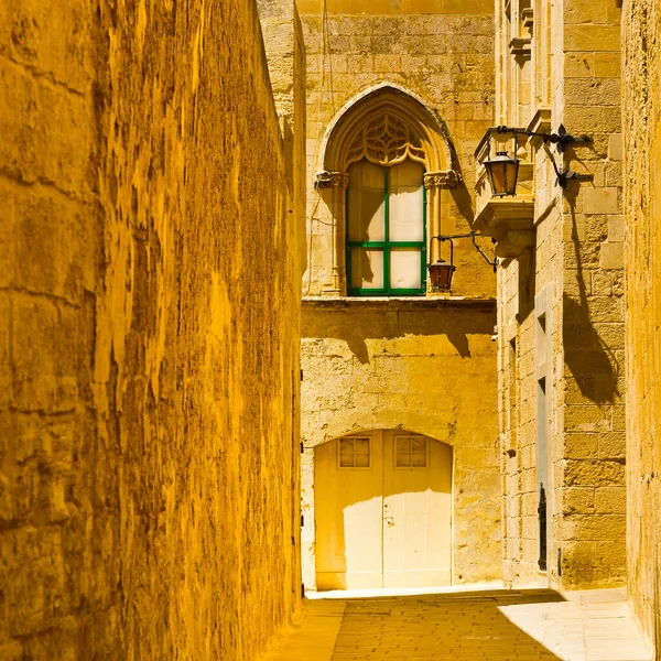 歴史的な部分で伝統的なマルタの建物と狭い通りミンダ 市はマルタ島のフェニキア人開拓者によって紀元前8世紀頃にマレスとして設立された — ストック写真