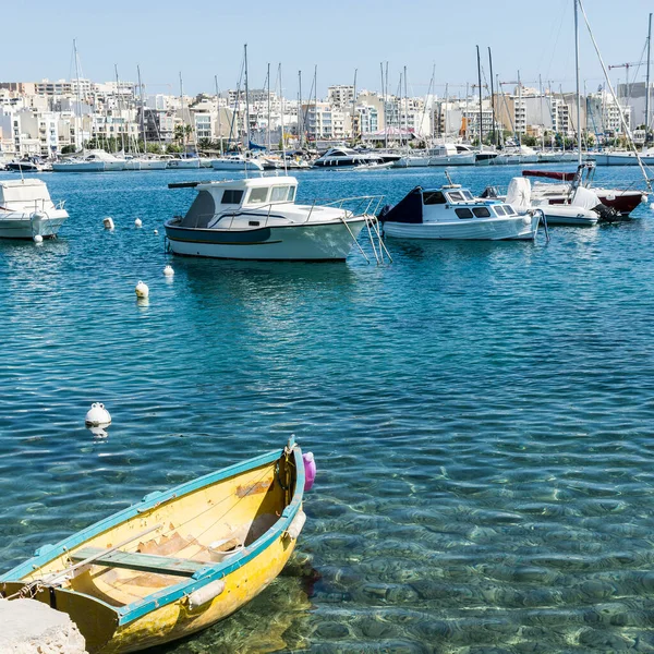 Yates Atracados Puerto Malta Barcos Amarrados Una Fila Fondo Ciudad — Foto de Stock