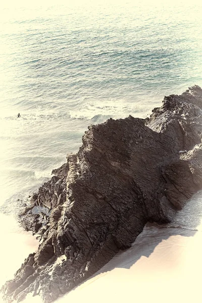 Jeune Nageur Dans Eau Près Côte Rocheuse Océan Atlantique Portugal — Photo