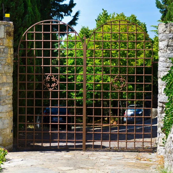インターホンとアラームシステムを備えた典型的なトスカーナの鋼の門 イタリアのマナーハウスのドライブウェイの前の自動ゲート — ストック写真