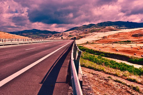 Paisagem Sicília Com Rodovia Muitos Fardos Feno Pôr Sol — Fotografia de Stock