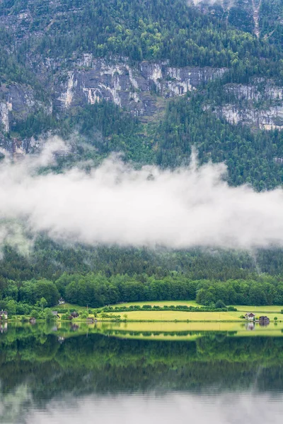 Regen Und Wolken Hallstattersee Österreich Morgennebel Über Der Österreichischen Landschaft — Stockfoto