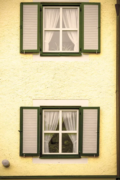 Typowe Okno Domu Małym Miasteczku Austrii Dom Austriackim Mieście Wolfgang — Zdjęcie stockowe