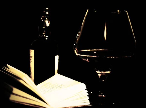 Natura Morta Con Bicchiere Cognac Una Bottiglia Libro Aperto Stile — Foto Stock