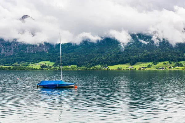 オーストリアのWolfgangseeで雨と雲 ヨット 牧草地 牧草地や村とオーストリアの風景の上の朝の霧 — ストック写真