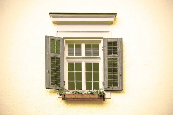 Typisches Fenster Eines Hauses Einer Kleinstadt Österreich Zuhause Der Österreichischen — Stockfoto