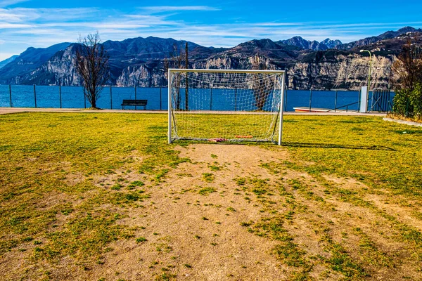 Verlaten Sportveld Aan Oevers Van Het Gardameer Italië — Stockfoto