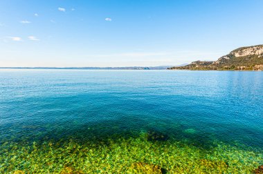 Turizm yokluğunda İtalya 'da Garda Gölü' nün ıssız kıyıları.