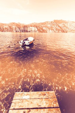 İtalya 'da Garda Gölü' nün ıssız kıyılarında şafak vakti turizm yokluğunda çağdaş bir tarzda.. 