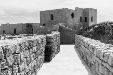 Victoria, Malta yerlileri arasında Malta adası Gozo 'da Rabat olarak da bilinir. Kalenin dar sokaklarından oluşan bir labirent. Siyah beyaz resim 