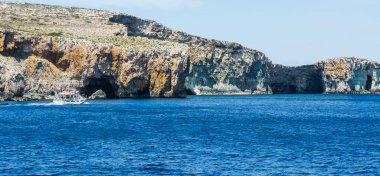 Comino, Malta ve Gozo adaları arasında yer alan Malta takımadasının küçük bir adasıdır. Uçsuz bucaksız kireçtaşı kayalıklarıyla çizilmiş engebeli sahil şeridindeki zevk aracı ve derin mağaralarla benekli.
