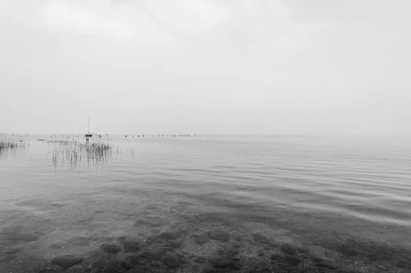 Costa Deserta Lago Garda Itália Ausência Turismo Preto Branco — Fotografia de Stock