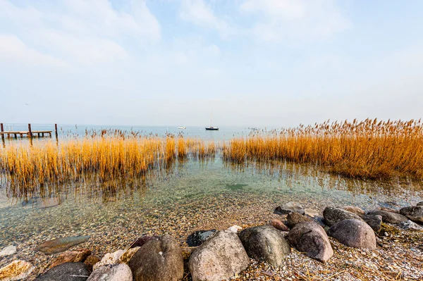 観光の不在でイタリアのガルダ湖の無人島の海岸 — ストック写真