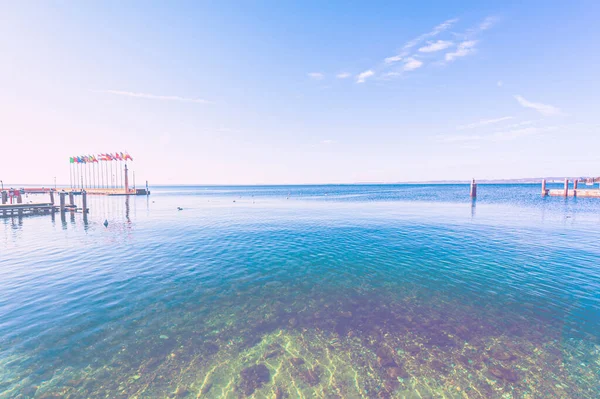 Övergiven Strand Gardasjön Italien Avsaknad Turism Blekt Färg Effekt — Stockfoto