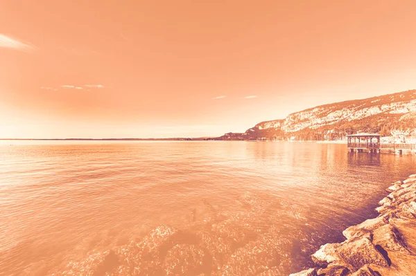 イタリアのガルダ湖の無人島の海岸は 現代的なスタイルで夜明けの観光の不在で — ストック写真