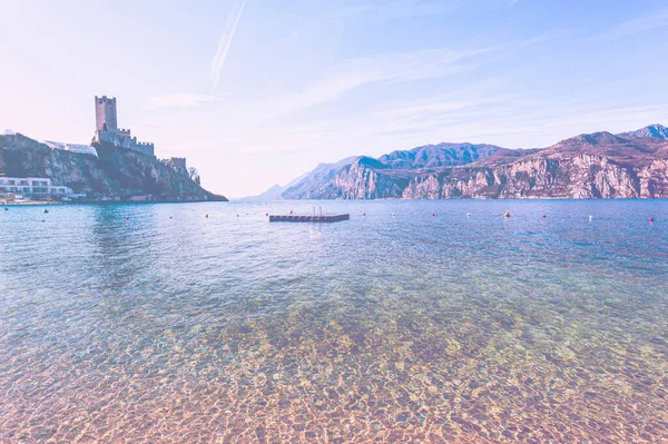 Övergiven Strand Gardasjön Italien Avsaknad Turism Blekt Färg Effekt — Stockfoto