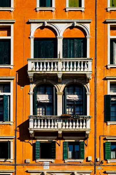 Cultura Italiana Fachadas Venecianas Venecia Rica Pobre Bien Cuidada Abandonada — Foto de Stock