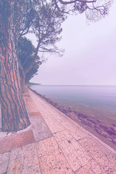 Orilla Desierta Del Lago Garda Italia Ausencia Turismo Efecto Color — Foto de Stock