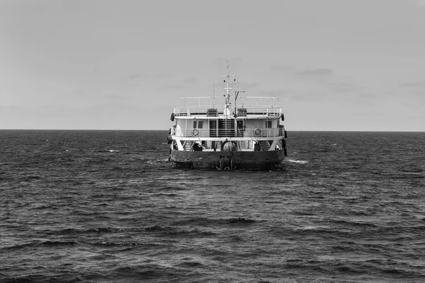 Nákladní Loď Míjí Úžinu Mezi Ostrovy Comino Gozo Černobílý Obrázek — Stock fotografie