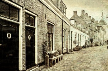 Hollanda 'da tipik Hollandalı tuğlalı evler. Hollanda 'nın Amersfoort' un tarihi merkezine parketmiş bisikletlerle Street View. Klasik stil tonlu resim
