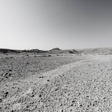 İsrail 'deki Negev Çölü' nün kayalık tepelerinde siyah beyaz dramatik bir sahne. Ortadoğu 'nun nefes kesici manzarası ve doğası. 