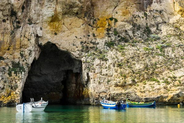 Gyönyörhajók Meredek Mészkő Sziklák Által Határolt Partvidéken Málta Mély Barlangjaival — Stock Fotó