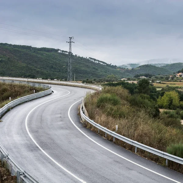 Vindlande Asfalterad Väg Med Separationsbarriär Spanien Landsbygdslandskap Med Elstolpar Fältet — Stockfoto