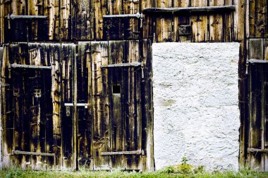 Hallstatt 'taki geleneksel Avusturya ormanlık evi. Eski ahşap dağ havasının rutubetiyle kararır. Retro biçimi 