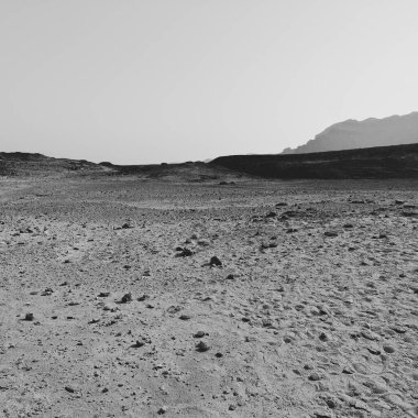 İsrail 'deki Negev Çölü' nün kayalık tepelerinde yalnızlık ve boşluk. Ortadoğu 'nun nefes kesici manzarası ve doğası. Siyah beyaz fotoğraf