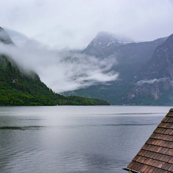 Regen Und Wolken Hallstattersee Österreich Morgennebel Über Der Österreichischen Landschaft — Stockfoto