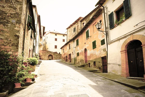 Архитектура Средневекового Итальянского Города Узкие Улочки Окна Ставнями Каменные Тротуары — стоковое фото