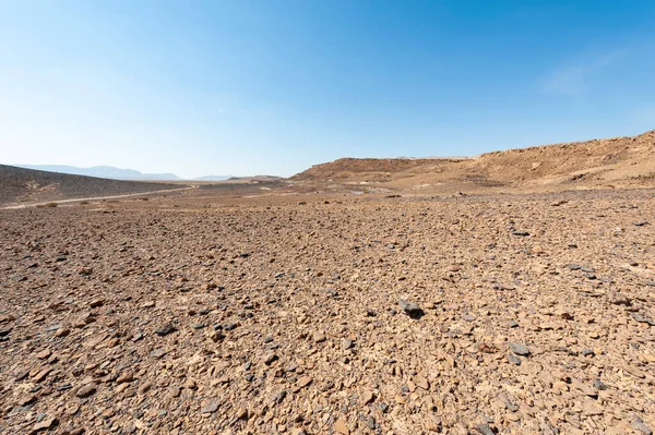 イスラエルの砂漠での岩の形成の息をのむような風景 ワディスと深いクレーターによって中断された埃っぽい山々 — ストック写真