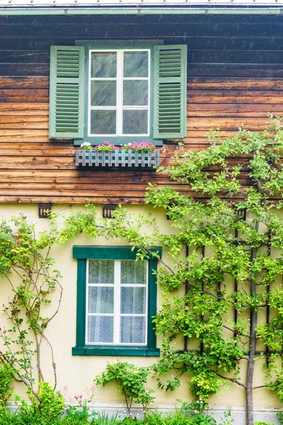 Fachada Del Edificio Austria Decorada Con Flores Árboles Casa Tradicional — Foto de Stock
