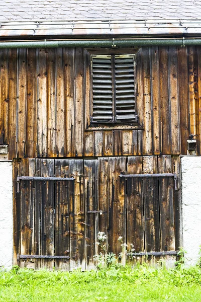 Traditionella Österrikiska Trähus Hallstatt Det Gamla Träet Svartnar Den Fuktiga — Stockfoto