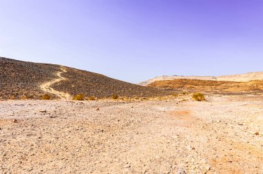 İsrail çölündeki kaya oluşumlarının nefes kesici manzarası. Yalnızlık, umutsuzluk ve depresyon kavramı olarak cansız ve ıssız bir sahne..